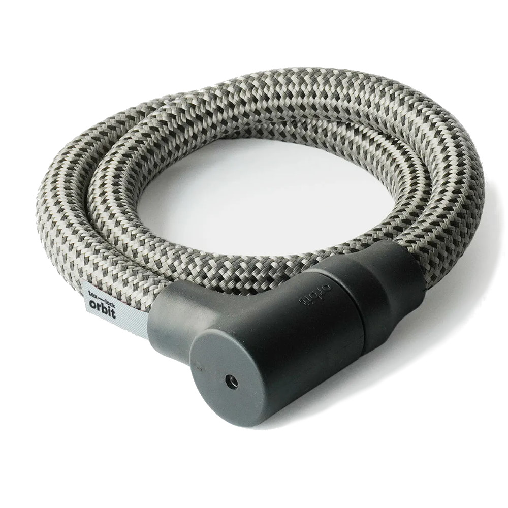 tex–lock Câble Antivol 120 cm - orbit - electric grey L'antivol à câble flexible avec noyau en acier Avec l'antivol à câble en textile, tu attaches ton vélo partout de manière particulièrement simple, rapide et sûre. Le tex-lock orbit ne se distingue pas seulement par son maniement ultra-rapide, mais aussi par son design élégant. Ce classique polyvalent se compose d'un câble high-tech avec un noyau en acier trempé et d'un corps de cadenas avec goupille de fermeture. Les différentes fibres high-tech du câble textile rendent l'antivol résistant aux scies, aux outils de coupe courants, au feu et aux rayures de peinture. Le corps robuste du cadenas résiste en outre aux attaques violentes de toutes sortes et fait du tex-lock orbit un cadenas de vélo particulièrement sûr contre le lockpicking. Caractéristiques de l'antivol à câble tex-lock orbit : Antivol vélo résistant au lock picking Verrouille le cadenas du vélo sans clé Protège ta peinture des rayures Nettement plus léger que les antivols de vélo de sécurité comparable Longueur pratique de 120 cm Verrouillage facile du cadenas sans clé Un seul geste et ton vélo est déjà à l'abri du vol : le corps de l'antivol spécialement conçu élève le design classique ainsi que la fonctionnalité de l'antivol à câble à un niveau supérieur. En effet, grâce à l'astucieux cylindre de fermeture tex-lock, tu n'as besoin de la clé que pour déverrouiller. Il suffit donc de cliquer dedans et c'est parti ! Lock picking antivol de vélo sécurisé Le cylindre de fermeture intelligent est protégé par un boîtier de cylindre ou un corps de serrure très robuste. Le boîtier développé par les experts de Texlock possède à l'intérieur plusieurs disques et une plaque anti-perçage en acier trempé qui protègent le cylindre de fermeture contre le perçage. À l'intérieur et autour du corps de la serrure, on trouve différents aciers trempés pour défendre chaque point d'attaque. Cette robustesse rend la serrure à câble sûre contre le lockpicking, le serrage (high torque), le perçage et d'autres attaques. De plus, pour éviter de rayer le cadre, le corps robuste du cadenas est recouvert d'une couche de plastique noir. Sécurité certifiée ART*2 - testée de manière indépendante La sécurité du tex-lock orbit a été mise à l'épreuve par l'institut de contrôle ART, indépendant des fabricants, grâce à des tests de sécurité approfondis. La combinaison du câble textile tex-lock et du corps robuste de l'antivol a passé tous les tests avec succès et porte donc le label de qualité officiel ART*2. Relier les antivols de vélo et utiliser la double longueur Si un antivol à câble textile ne te suffit pas pour l'attacher, par exemple parce que tu veux attacher plusieurs vélos, un vélo-cargo ou un vélo avec un empattement plus grand à un objet fixe, tu peux facilement relier deux orbits entre eux grâce à Click & Connect : Il suffit de cliquer le boulon de fermeture d'un orbit dans le corps du cadenas de l'autre orbit. Les deux cadenas à câble sont ainsi reliés entre eux et tu peux utiliser la longueur totale de 200 cm. Cependant, chaque cylindre de fermeture orbit ne peut recevoir qu'une seule clé. Pour déverrouiller, il faut donc utiliser la clé correspondant au tex-lock orbit.